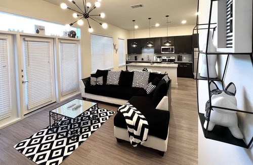 Fort Worth Apartment | 50 Shades of Style near Downtown Fort Worth