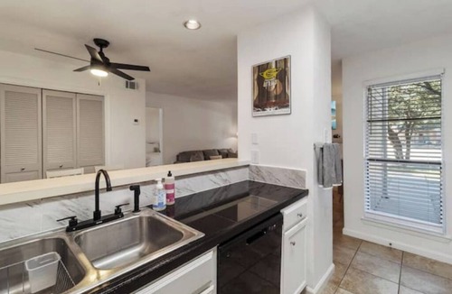 Woodway Village Condo | 50 Yard Linenn
