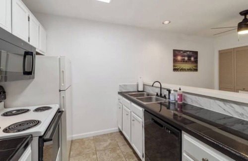 Woodway Village Condo | 50 Yard Linenn
