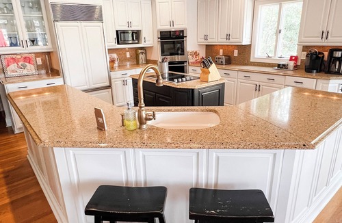 Greensboro House | 500' of Lakefront : 3 Million House, POOL ! Boat to Rent! 2 night minimums