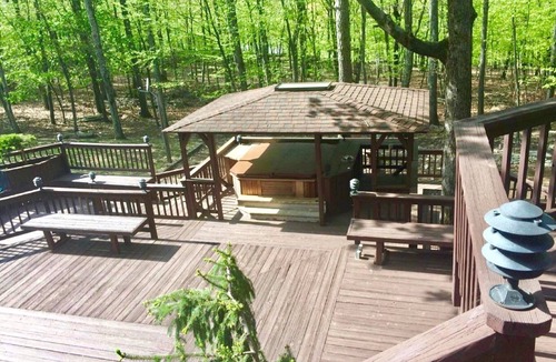 East Stroudsburg House | 5000sqft Mountain View Pool Hot Tub Sauna Firepit Games Multiple LARGE Deck