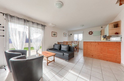 Penvins House | 500m from the beach, house for 6 with garden