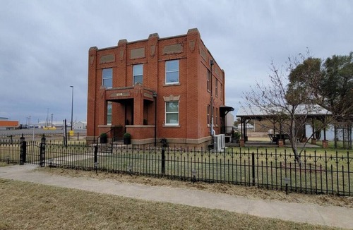 Memphis House | 502 W Robertson St. Memphis, TX · Converted Historic Jailhouse