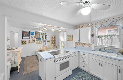 Lakeside Cottage | 503 W. 4th in Lakeside
