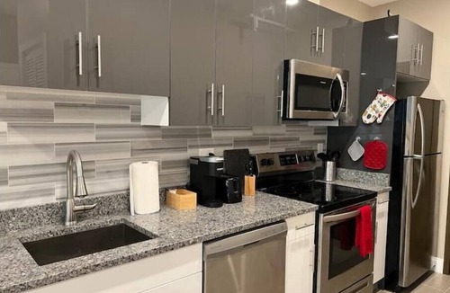 Logan Square Apartment | 508 Urban Lifestyle king bed APT in Center city