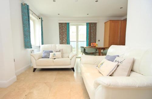 Treyarnon Apartment | 50m FROM THE BEACH, dogs welcome