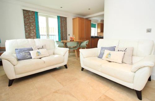 Treyarnon Apartment | 50m FROM THE BEACH, dogs welcome