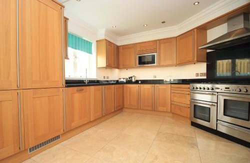 Treyarnon Apartment | 50m FROM THE BEACH, dogs welcome