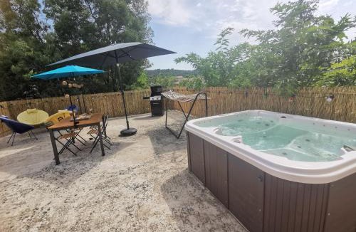 Piolenc Apartment | 50m2, 4 personnes , jacuzzi et sauna privatif