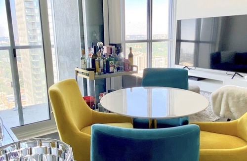 Bay Cloverhill Condo | 50th Floor Luxury Yorkville Condo w Free Parking