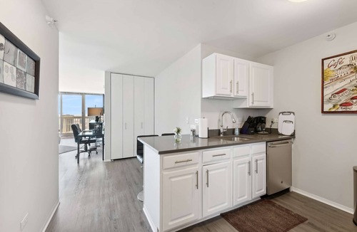 Downtown Chicago Hotel | 50th Floor Mag Mile Views, Balcony, Pool, Gym
