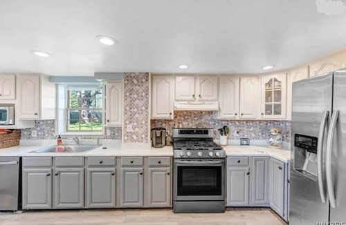Buffalo Cottage | 511b Massive 4 Bedroom With Fenced Yard!