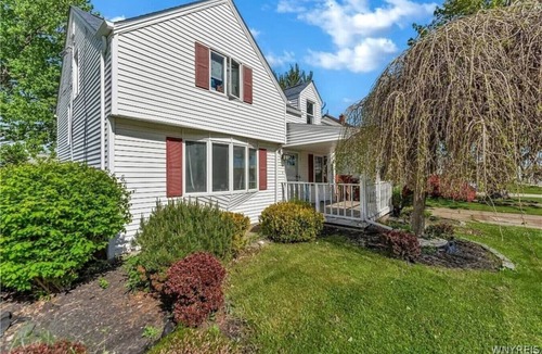 Buffalo Cottage | 511b Massive 4 Bedroom With Fenced Yard!