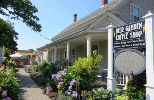 Harwich Port House | 525 Route 28 Harwich Port Cape Cod - - The Mooring