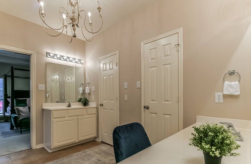 Friendswood House | 528 Executive Estate ~Pool + Hot Tub ~