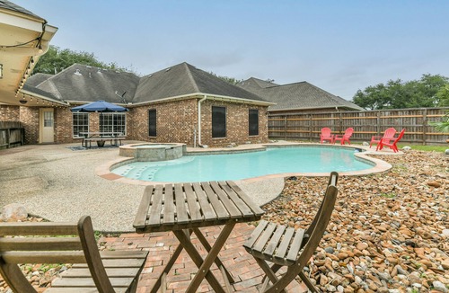 Friendswood House | 528 Executive Estate ~Pool + Hot Tub ~