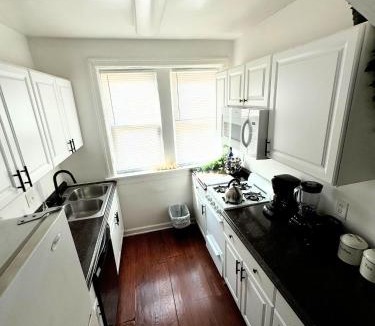 St. Louis Apartment | (53.1S) Forest Park, The Zoo, and much more