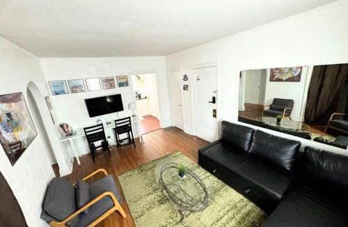 St. Louis Apartment | (53.1S) Forest Park, The Zoo, and much more