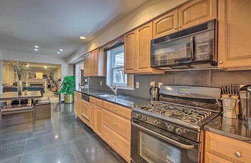 Adelphia House | 53 Mi to MetLife! Jersey Home w/Hot Tub & Pool!