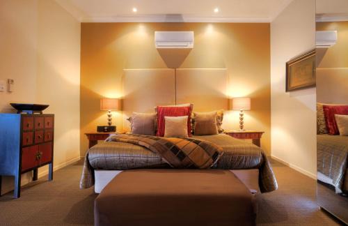 Warwick Hotel | 53 on Victoria