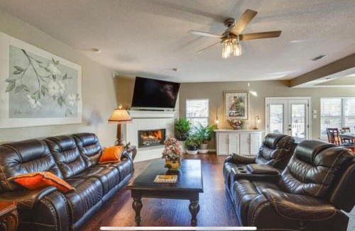 Leisure Land House | 531 Massive lakefront home with HOT TUB