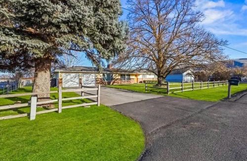 Ahtanum House | 539 Massive 3 bedroom Sleeps 10