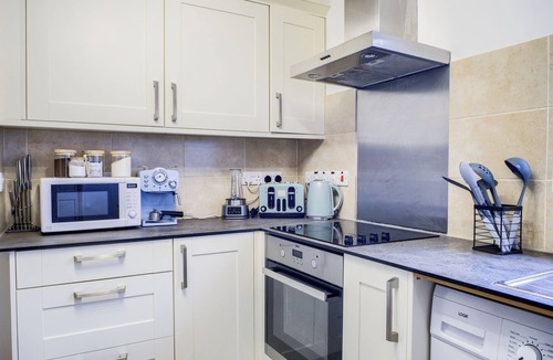 Tatenhill House | 53QMC Sleeps 9| Driveway |Pool Table I Parking