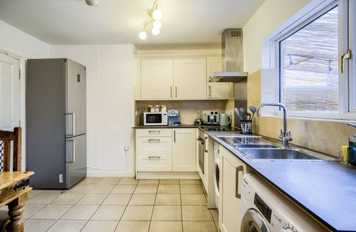 Tatenhill House | 53QMC Sleeps 9| Driveway |Pool Table I Parking