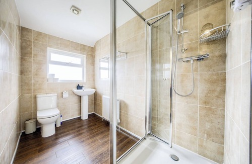 Tatenhill House | 53QMC Sleeps 9| Driveway |Pool Table I Parking