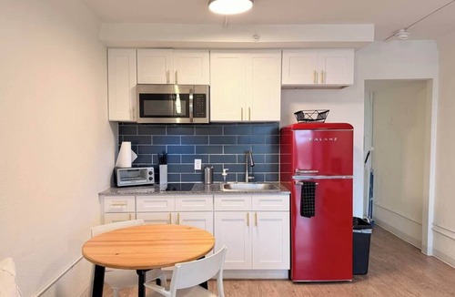St. Johns Apartment | [54] ATX Studio: 1 Queen, Access to Gym & Laundry