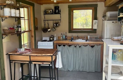 Waneta Cabin | 540-acre farm with trails, creeks, animals & nearby attractions