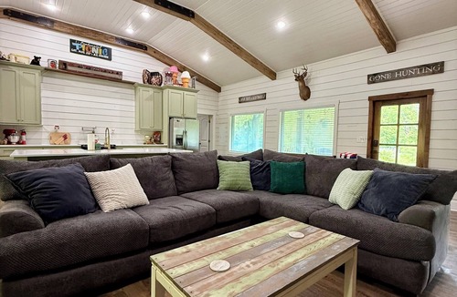 Kedron Cabin | 55 ACRE WATERFRONT RETREAT ~HOT TUB~SWIM ~FISH ~KAYAK ~HIKE ~1 ACRE SPRING POND~