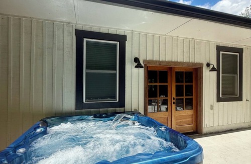 Kedron Cabin | 55 ACRE WATERFRONT RETREAT ~HOT TUB~SWIM ~FISH ~KAYAK ~HIKE ~1 ACRE SPRING POND~