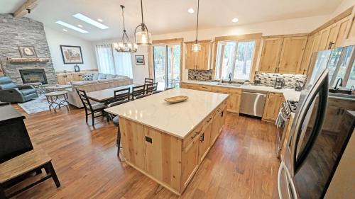 Three Rivers House | 56593 Celestial Dr home