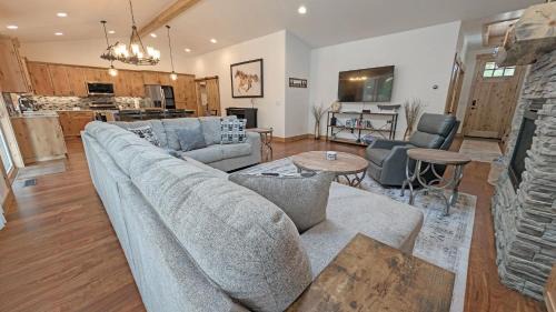 Three Rivers House | 56593 Celestial Dr home