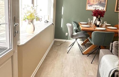 Vesterbro Apartment | 59m2 Aarhus Lejlighed i Gadeplan med Parkering lige udenfor