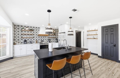 Dallas House | 5BD/2.5BA Luxury Modern Vibes | Pool & Playground
