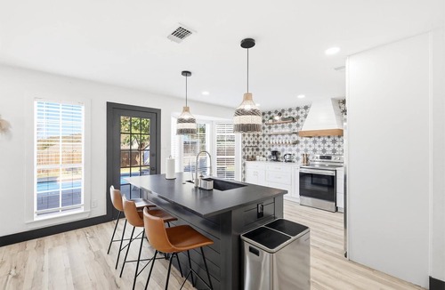 Dallas House | 5BD/2.5BA Luxury Modern Vibes | Pool & Playground