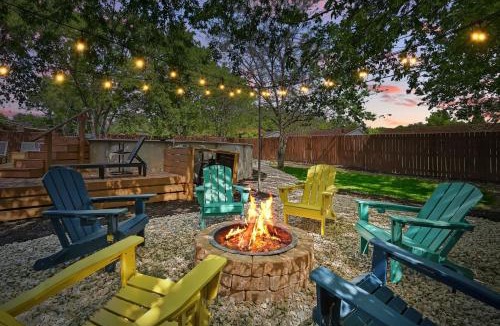 Park Central House | 5BD,2BA Cheerful Retreat with Backyard