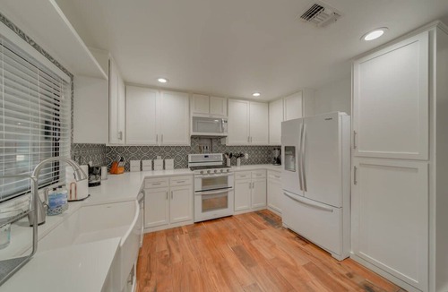 Richardson House | 5BD/3BA Bright & Cheerful + Backyard Pool Retreat