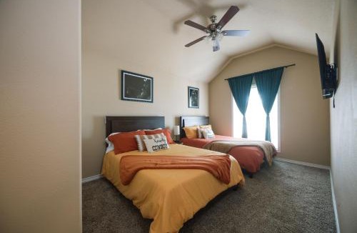 College Station House | 5BD - Backyard - Pool Access - 5 Mins to Texas A&M