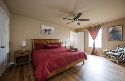 College Station House | 5BD - Backyard - Pool Access - 5 Mins to Texas A&M