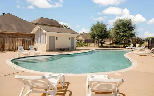College Station House | 5BD - Backyard - Pool Access - 5 Mins to Texas A&M