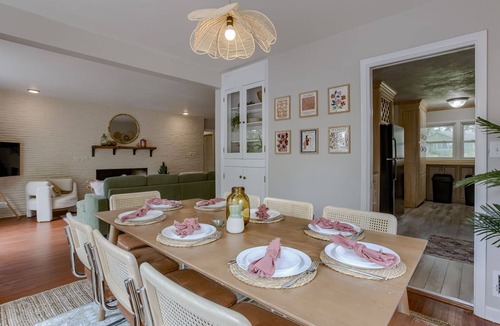 Westside House | 5BD Charming Home - Pool Table & Backyard