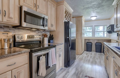 Westside House | 5BD Charming Home - Pool Table & Backyard