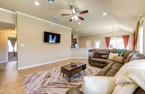 College Station House | 5BD Retreat - Pool Access & Bkyd - 5 Mins to T A&M - Pet Friendly!