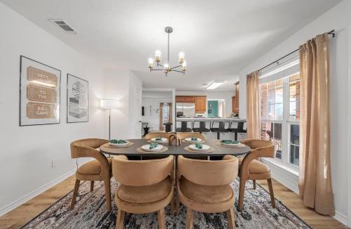 Southern Plantation House | 5BD Texas Charm - Play Ball Theme & Backyard