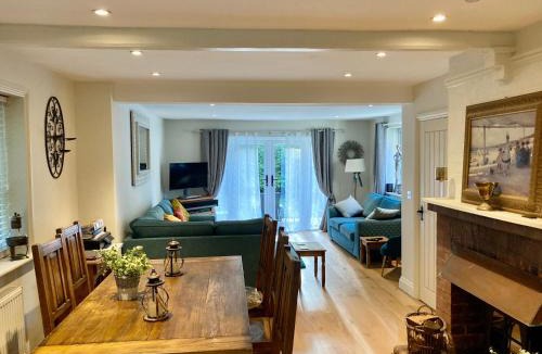 Battle House | 5Bed-10Guests-Fireplace-HotTub-Pets ok-Parking