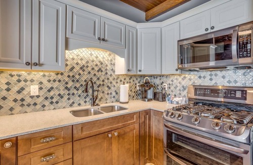 Wichita House | 5Bedroomsn7Beds:n3Full Bathsn2Full Kitchens nAsk about our additional apartment