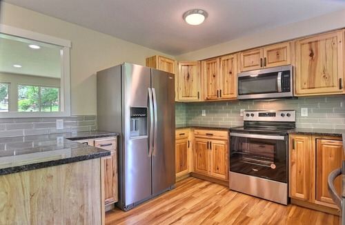 Parkwood House | 5BR 2BA Entire Home 2 Blocks Away From Golf Course